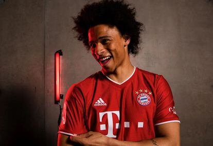 Leroy Sané, con la camiseta del Bayern tras anunciar el equipo bávaro su fichaje.