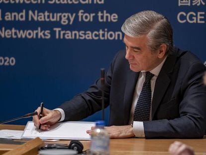Francisco Reynés, presidente de Naturgy, durante la firma de la venta de CGE al grupo chino State Grid.