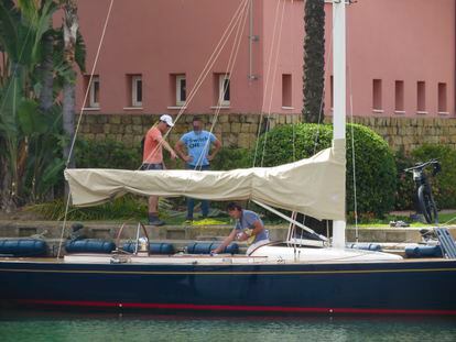 Luis Medina y un amigo, en Sotogrande (Cádiz), en agosto.