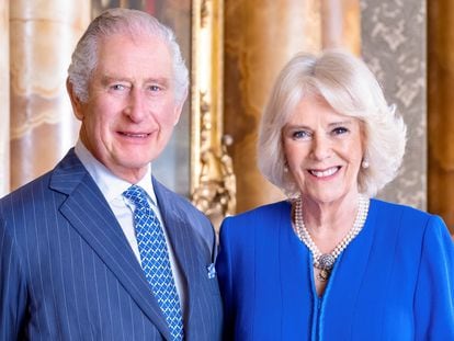 Nueva foto oficial de Carlos III y la reina Camila en el palacio de Buckingham, publicada el 28 de abril.