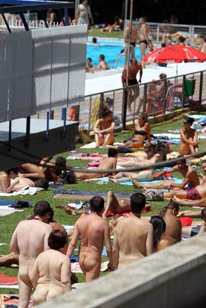 Bañistas en la piscina de la Universidad Complutense el día del bañador optativo.
