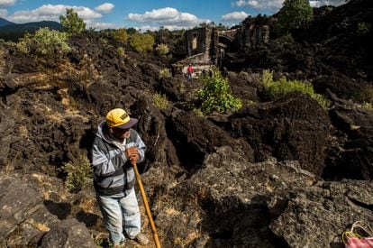 José Guadalupe Bravo habitante del San Juan Nuevo descansa dentro de la iglesia del Señor de los Milagros, El volcán Paricutín es considerado una de las maravillas naturales de México