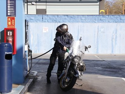 Un hombre reposta su moto, el pasado 1 de abril, en Madrid.