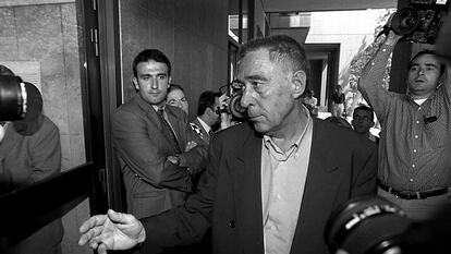 El médico anestesista Juan Maeso, cuando acudió a declarar ante el juez en 1998.