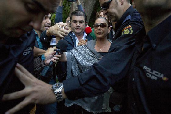 Isabel Pantoja, entrando a los juzgados de Marbella protegida por seis agentes del Cuerpo Nacional de Policía y asediada por decenas de reporteros, el 14 de octubre de 2010.