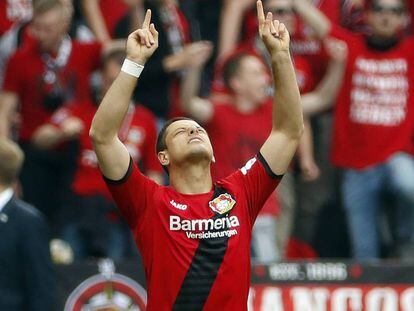 Chicharito festeja su último gol en la temporada con el Leverkusen