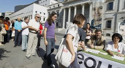 Juan Ignacio López de Uralde e Inés Sabanés (Equo) comienzan a recoger firmas frente al Congreso.