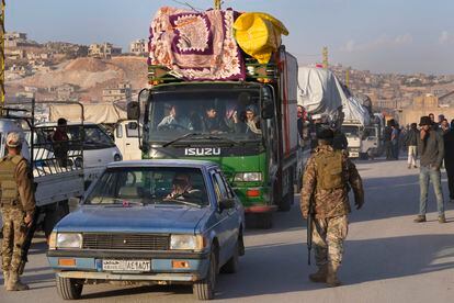 Soldados libaneses pasan junto a un convoy de camiones con refugiados sirios en la ciudad fronteriza libanesa de Arsal, el pasado 26 de octubre.