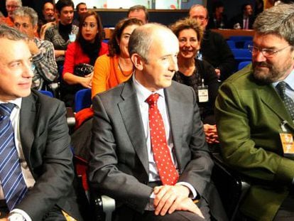 Desde la izquierda, Urkullu y sus consejeros Josu Erkoreka y Juan Mar&iacute;a Aburto, en la asamblea del PNV.