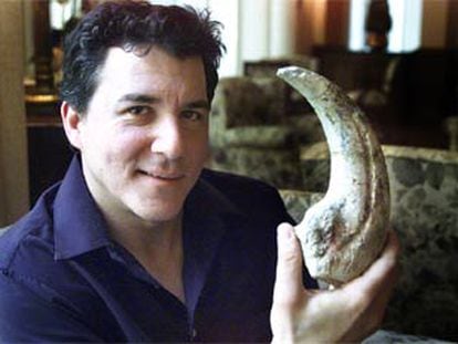 Paul Sereno, ayer en Barcelona con una garra de <i>Suchomimus tenerensis,</i> de hace unos cien millones de años.