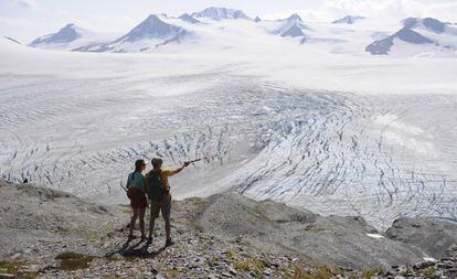 Dos excursionistas en el sendero Harding Icefield, en el parque nacional Kenai Fjords, cerca de Seward, en Alaska (Estados Unidos).