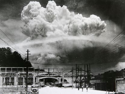 El plutonio-239 liberado por la bomba que destruyó Nagasaki y el de los ensayos posteriores de otras bombas nucleares ha dejado su rastro en el lecho marino, en las turberas, en el hielo antártico o en los anillos de los árboles, siendo un marcador clave en el inicio Antropoceno.