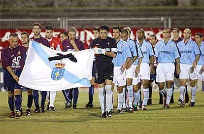Los jugadores del Pontevedra y el Celta portan una bandera gallega con un crespón negro.