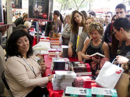 Almudena Grandes, durante una firma de libros el día de Sant Jordi de 2019, en Barcelona.