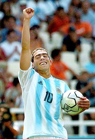 Tévez celebra el triunfo de Argentina en los Juegos Olímpicos de Atenas.