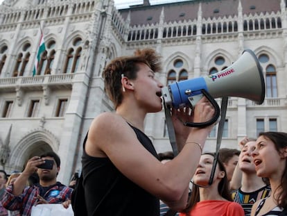 Estudiantes durante una protesta contra el cierre de la Universidad Centroeuropea, en Budapest.