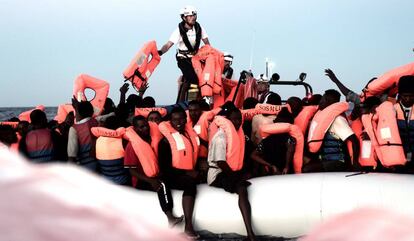 Un grupo de migrantes son rescatados por personal del buque 'Aquarius' el pasado 9 de junio.