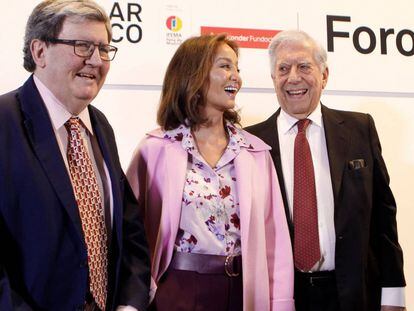GRAF4665. MADRID, 27/02/2019.- El Premio Nobel Mario Vargas Llosa (d), Isabel Preysler (c), y el crítico de arte y comisario Juan Manuel Bonet (i), durante apertura de puertas de la feria de arte contemporáneo Arco , con Perú como país invitado. EFE/ Paolo Aguilar