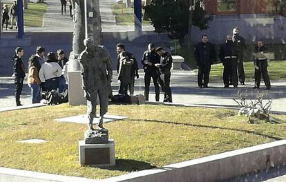 Agentes de Policía Nacional identifican a un grupo de alumnos en la Universidad Rey Juan Carlos, en una imagen tomada por un estudiante.