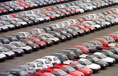 Miles de vehículos Ford en una planta brasileña en 1998.
