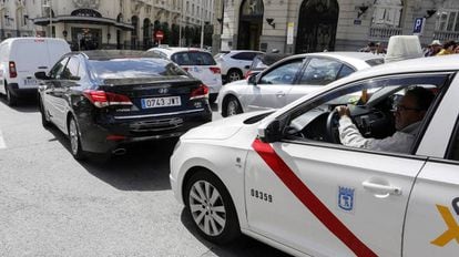 Taxis y vehículos de alquiler con conductor (VTC) coinciden en las calles de Madrid.