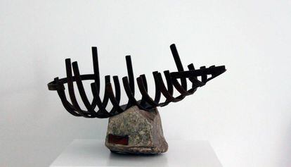 Una escultura de Maïs Jorba a l'exposició 'Mar de pedres'.