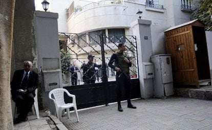 Soldados montan guardia frente a la sede de una ONG en El Cairo.