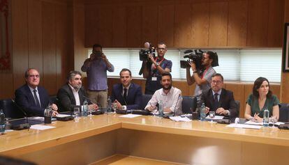 Reunión de la Junta de Portavoces de la Asamblea de Madrid. A la izquierda, Ignacio Aguado, de Ciudadanos, y a la derecha, Isabel Díaz Ayuso, del PP.