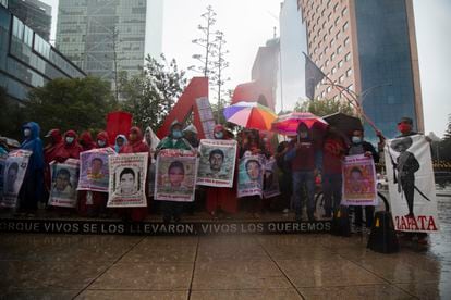 Los familiares de los 43 estudiantes de Ayotzinapa protestan en Ciudad de México, el 26 de agosto de 2022.