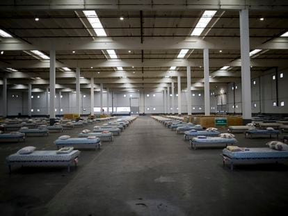 Cientos de camas están listas para recibir a enfermos de coronvirus en una nave industrial en Tigre, a las afueras de Buenos Aires, el 9 de abril.