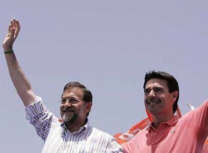 Mariano Rajoy y el candidato del PP al Gobierno de Canarias, José Manuel Soria, en el mitin de Las Palmas.