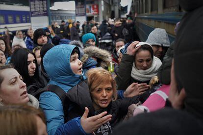 Miles de personas abandonan Kiev hacia el oeste de Ucrania el pasado 3 de marzo, cuando tropas rusas se acercaban a la capital.