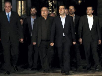 Alexis Tsipras junto a algunos de sus nuevos ministros.