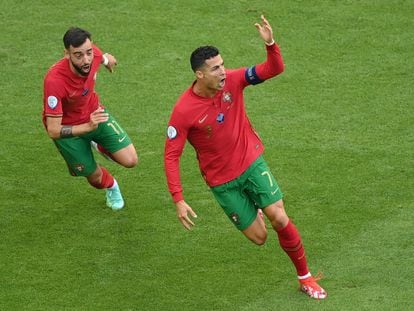 Cristiano Ronaldo y Bruno Fernandes celebran el primer gol de Portugal contra Alemania.