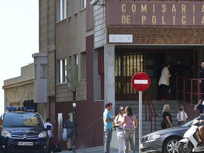 Entrada pública del edificio donde se produjo el robo de droga en Cádiz.
