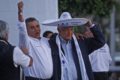 López Obrador, con el líder del PES en Jalisco, Gonzálo Moreno.