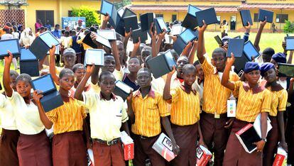 Alumnos de Secundaria de Osún (Nigeria) muestran las tabletas repartidas por el gobierno regional.