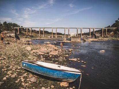 El rio Miño a su paso por el antiguo pueblo de Portomarin, inundado por la construcción del embalse de Belesar, que debido a la sequía y al vaciado por parte de las eléctricas presenta un aspecto inusual.