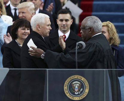 El gobernador de Indiana, Mike Pence (izquierda), jura su cargo como vicepresidente de Estados Unidos ante la mirada de su esposa y sus hijos.