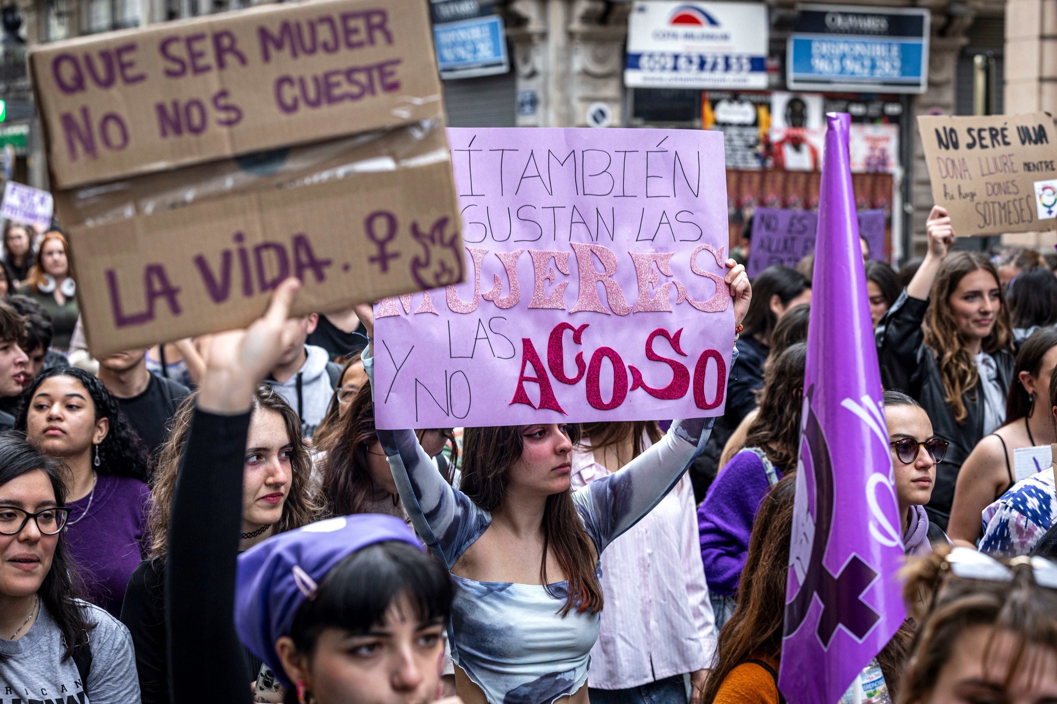 Decenas de estudiantes, durante la manifestación por el Día Internacional de la Mujer, este viernes en Valencia. 
