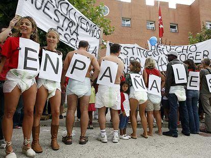 Madres y padres de alumnos de la escuela infantil El Tomillar protestan contra la destitución de la directora del centro.