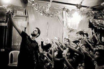 Asmar Halabi, director de la Casa de Huérfanos de Alepo, se hace un autorretrato, este año, con los 46 huérfanos en el refugio del centro.