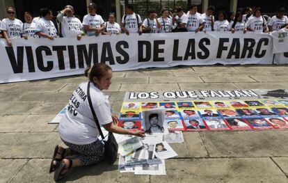 Protesta durante el Foro Nacional sobre v&iacute;ctimas.