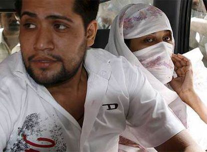 Shumail Raj y Shahzina Tariq llegan al tribunal de Lahore, Pakistán.