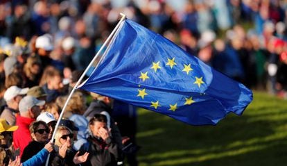 Una bandera europea en un torneo de golf, en Escocia.