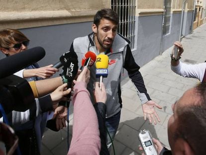 Guille Smitarello, jugador del Eldense, a su llegada a la comisaría de Elda.