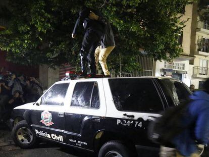 Els antisistema de Black Blocs van destrossar un vehicle policial.