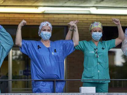  Trabajadores del Hospital de Talavera tras guardar un minuto de silencio por las victimas de COVID19.
