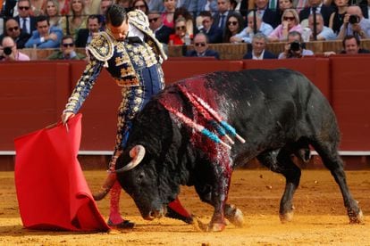 José María Manzanares ataca con la mano derecha al toro que abrió la plaza.