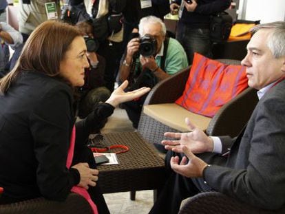 La portavoz parlamentaria del PSOE, Soraya Rodr&iacute;guez, conversa con el primer secretario del PSC, Pere Navarro.